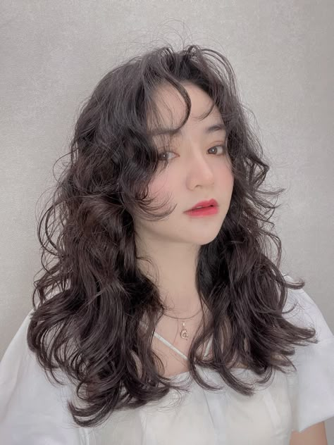 Hush Haircut Curly, Hime Bangs Curly Hair, Haircuts For Naturally Wavy Hair Medium Round Face, Himecut Curly Hair, Wavy Hime Haircut, Hush Cut On Curly Hair, Hime Haircut Wavy Hair, Curly Hime Haircut, Wispy Wavy Bangs