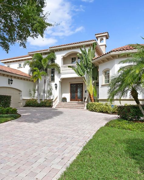 Luxury Florida Homes, Puerto Rico Luxury Homes, Florida Mansion Exterior, Tampa Florida Apartments, Houses In Tampa Florida, Tampa Homes, Real Estate Luxury, Luxury Real Estate Marketing, Homes Luxury