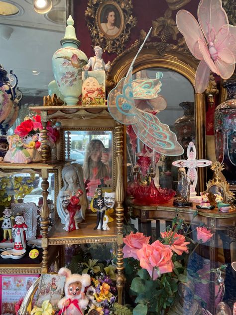 #thrift #aesthetic #maximalism #shoping #mirror Spring Maximalism, Art Maximalism, Aesthetic Maximalism, Maximalism Aesthetic, Victorian Maximalism, Maximalist Apartment, Girls Bedroom Vintage, Vintage Maximalism, Thrift Aesthetic