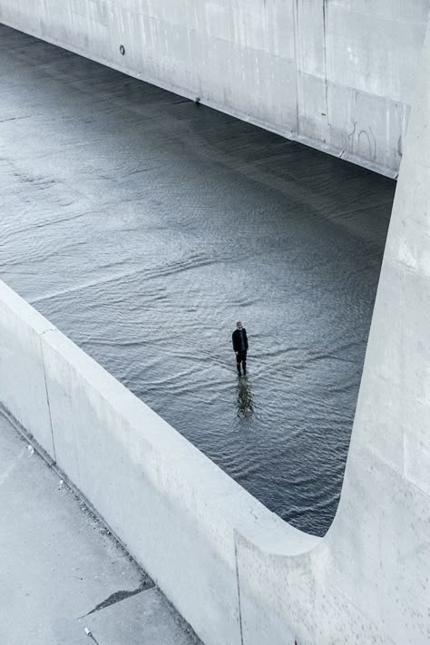 Eliot Lee Hazel Movement Drawing, Body Of Water, Brutalist Architecture, Foto Art, Luz Natural, Brutalism, Architecture Photography, Modern Architecture, Cyberpunk