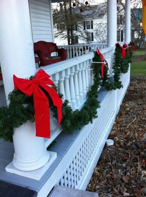 60 Beautifully Festive Ways to Decorate Your Porch for Christmas - Page 7 of 12 - DIY & Crafts Outdoor Fence Decor, Porch Ornaments, Outside Christmas Decorations, Frugal Christmas, Dollar Store Christmas, Christmas Front Porch, Porch Railing, Christmas Porch Decor, Christmas Decorations Diy Outdoor