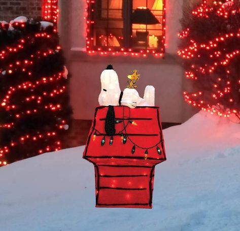 Snoopy Dog House, Christmas Yard Art, Peanuts Snoopy Woodstock, Christmas Yard Decorations, Snoopy Woodstock, Christmas Yard, Charlie Brown Christmas, Outdoor Holiday Decor, Red Nosed Reindeer