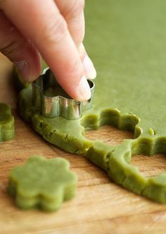 ___matcha shortbread cookies 3/4 (2.25 oz.) cup confectioner’s sugar 1 1/2 tbsps matcha green tea powder 10 tbsps (5 oz.) unsalted butter, room temperature 1 3/4 cup (8.5 oz.) flour 3 large egg yolks 1 cup granulated sugar (to coat the dough) Matcha Shortbread Cookies, Matcha Shortbread, Desserts Japonais, Green Tea Cookies, Shortbread Cookies Recipe, Matcha Green Tea Recipes, Green Tea Recipes, Matcha Recipe, Shortbread Cookie Recipe