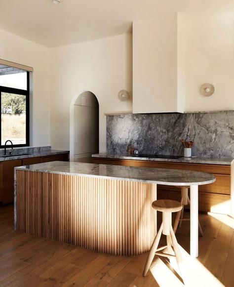 Minimalist Kitchen featuring Grey Goose Marble White Oak Kitchen, Art Deco Kitchen, Round Kitchen, Marble Counter, Contemporary Kitchen Design, Oak Kitchen, Kitchen Island Design, Kitchen Makeover, Kitchen Layout