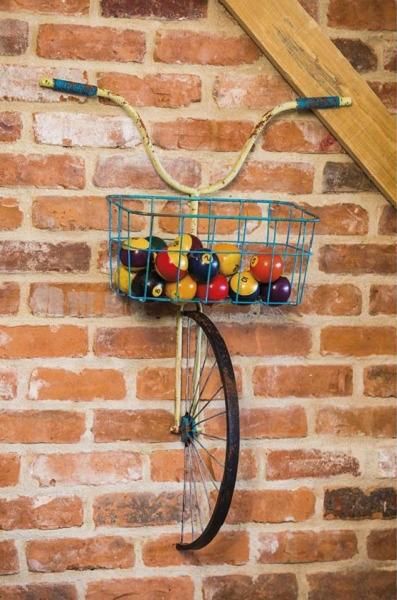 Original Recycling Ideas and Exciting Bike Wall Decorations Kursi Ban, Smart Tiles, Bicycle Wheel, Deco Originale, Bike Art, Brick Wall, Repurpose, Yard Art, Game Room