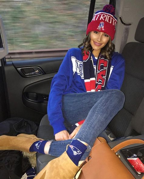 Cute Outfits for Super Bowl Sunday from Olivia Culpo - Patriots beanie, socks and scarf with jeans Football Game Outfit Fall, Ball Game Outfit, Football Season Outfits, Hockey Game Outfit, Super Bowl Outfit, Football Jersey Outfit, Game Outfit, Football Game Outfit, Nfl Outfits