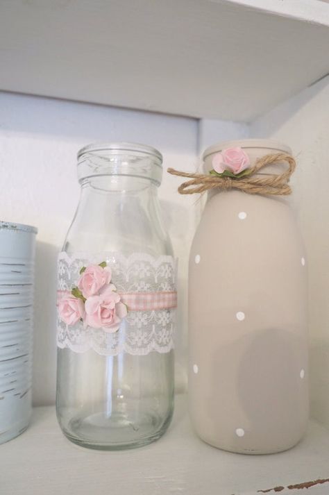 Milk Bottle Craft, Vasos Vintage, Pink Mason Jars, Glass Milk Bottles, Dekor Diy, Diy Jar Crafts, Milk Bottles, Altered Bottles, Shabby Chic Crafts