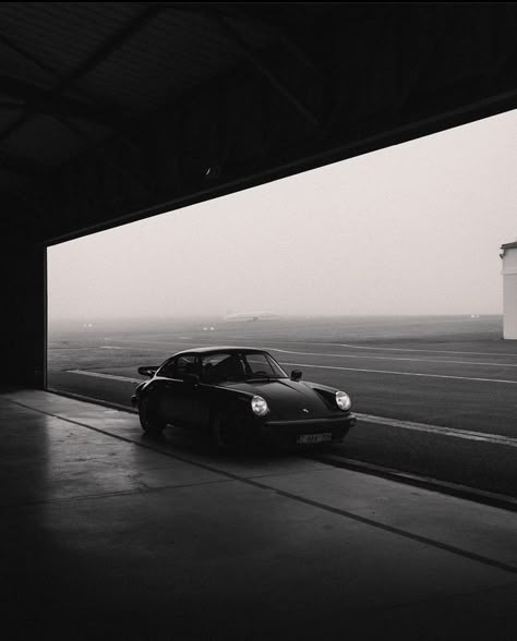 Black Luxury Cars Aesthetic, Car Street Photography, Porsche Black And White, Classic Car Photography, Black Porsche, Cool Car Pictures, Vintage Porsche, Mac Book, Car Inspiration