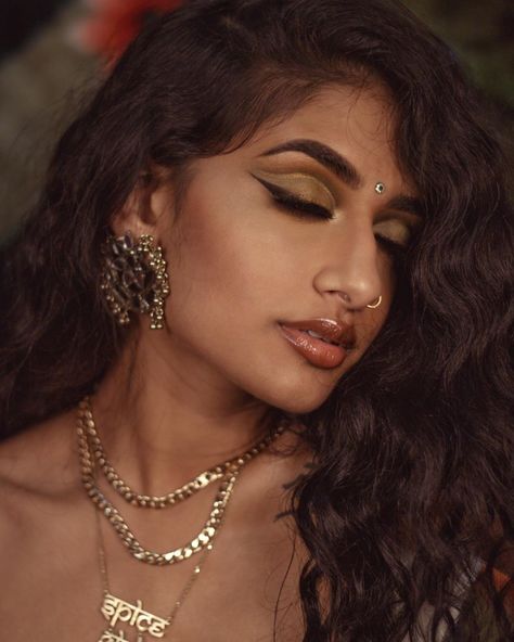 olive green cut crease makeup look 𝖍 𝖆 𝖒 𝖊 𝖑 ✽ 𝖕 𝖆 𝖙 𝖊 𝖑 (@hamelpatel_) • Instagram photos and videos Asian Household, Hamel Patel, Black Indians, Cut Crease Makeup, India Dress, Indian Aesthetic, Cut Crease, Long I, My Childhood