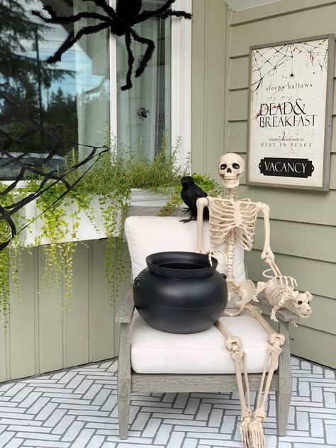 Outdoor Decorations Halloween, Haunted Farmhouse, Front Yard Halloween Decorations, Porch Decorations, Easy Diy Wreaths, Halloween Porch Decorations, Halloween Front Porch, Halloween Tattoo, Diy Halloween Projects