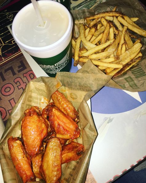 Wing Stop Aesthetic, Wings Stop, Wing Stop, Wing It, Junk Food Snacks, Food L, Food Babe, Delicacy Food, Yummy Comfort Food