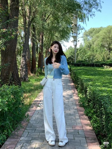 Highwaist Pants Outfit, School Friendly Outfits, Outfit Celana Kulot, Kulot Outfit, Doctor Clothes, Korean Ootd, Outfit Ideas Korean, High Waisted Pants Outfit, Outfit Korean Style