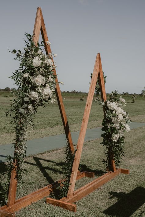 Triangle wedding ceremony arch with flowers, greenery wedding outdoors ceremony, outdoors wedding, Hacienda, Boda, arco, triangulo, ceremonia, flores Wooden Triangle Wedding Backdrop, Wedding Backdrop Triangle, Woodland Wedding Arch Ideas, Minimalist Flower Arch Wedding, Triangle Wood Wedding Arch, Wooden Triangle Wedding Arch, Wooden Triangle Arch Wedding, Homemade Alter Wedding, Triangle Arches Wedding