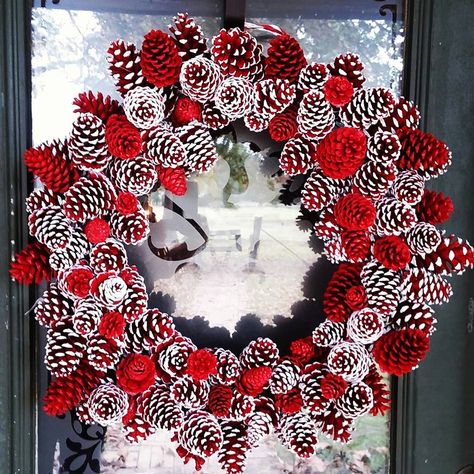 Pine Cone Flower Wreath, Pine Cone Christmas Decorations, Pinecone Crafts Christmas, Pine Cone Art, Christmas Pine Cones, Holiday Wreaths Diy, Holiday Crafts Diy, Pine Cone Decorations, Pinecone Wreath