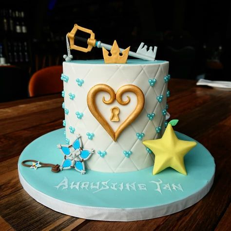 Kingdom Hearts Birthday, Hearts Birthday Cake, Heart Birthday Cake, Geek Food, Fantasy Cake, Heart Cakes, Kingdom Hearts Fanart, Heart Party, Heart Themed