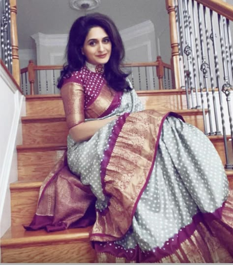 Bhandini Saree Blouse Patterns, Bandhini Blouse Designs Latest, Bandini Blouses Designs, Latest Sarees 2023, Bandini Saree Blouse Designs Latest, Bandini Saree Blouse Designs, Bandhani Saree Blouse Design, New Dress Design Indian, Plain Blouse Designs