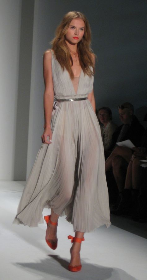 Ballet Show, 2011 Runway, New York City Ballet, Light Grey Dress, City Ballet, Grey Dress, Mode Inspo, Runway Show, Gorgeous Gowns