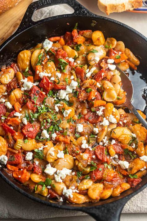 Giant Beans Recipe, Gigantes Plaki, Healthy Greek Recipes, Simple Baked Beans Recipe, White Bean Recipes, Meat Meals, The Mediterranean Dish, Easy Mediterranean Diet Recipes, Greek Cooking