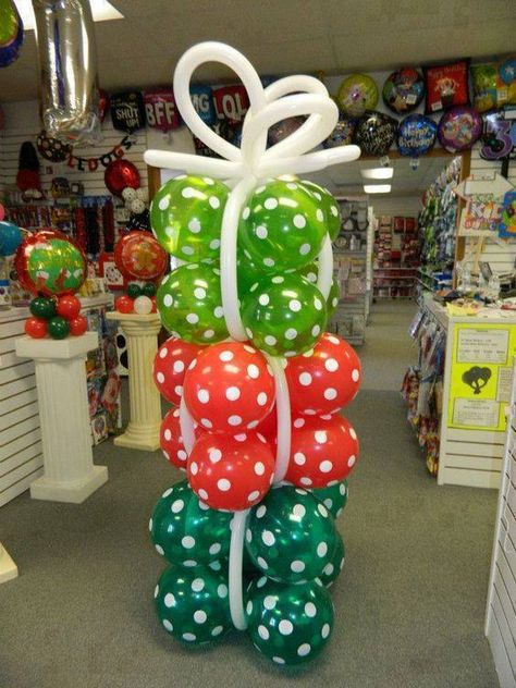 Christmas Balloon Decorations, Holiday Balloons, Balloon Tower, Deco Ballon, Whoville Christmas, Balloon Crafts, Balloon Display, Diy Balloon Decorations, Christmas Balloons