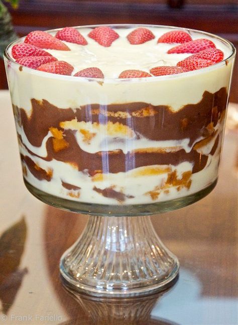 Similar to moscato sabayon, except it uses milk instead of moscato | Zuppa inglese (Italian Trifle) Italian Trifle, English Trifle, Italian Recipes Dessert, Trifle Bowl, Italian Dessert, Italian Cooking, Italian Desserts, Sliced Almonds, Unsweetened Cocoa