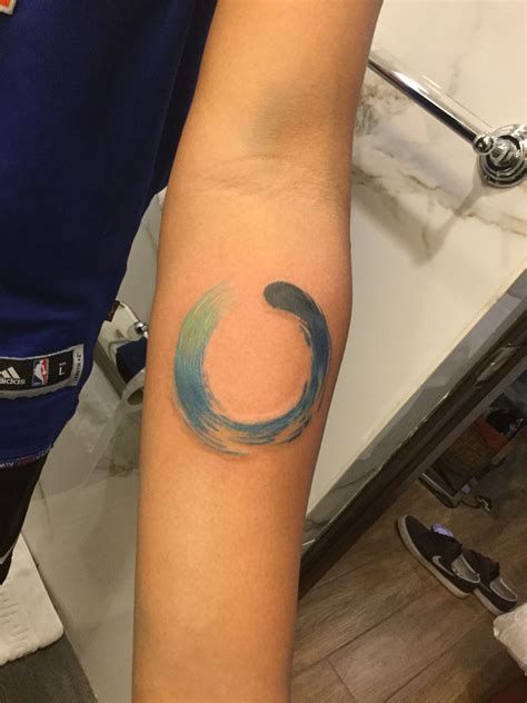 circle tatoo japanese at DuckDuckGo Enso Tattoo Woman, Enso Circle Tattoo, Circle Tattoo Ideas, Enzo Tattoo, Circle Tattoo Meaning, Enso Tattoo, Buddhist Tattoos, Circle Tattoo Design, Tattoos Symbols