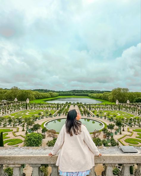 🕌 Palacio de Versalles O simplemente Versalles, es un castillo que servía como residencia del rey de Francia.🇫🇷 🔸6,32 hectáreas 🔹2300 estancias, 1000 están abiertas al público 🔸 Los jardines cubren 815 hectáreas 🔹 zoológico 🔸invernadero 🔹lago artificial. Una película rodada ahí fue María Antonieta está en Netflix y se goza mucho recorrerlo virtualmente. María Antonieta fue la esposa de Luis XVI Rey de Francia 🇫🇷 Mi agencia de viajes @linking.bs 💕✨ Oigan la primer foto es un montaj... Paris Picture Ideas, Paris Photo Ideas, Paris Vacation, Paris Pictures, Europe Vacation, Paris Photos, Paris Travel, Versailles, Solo Travel