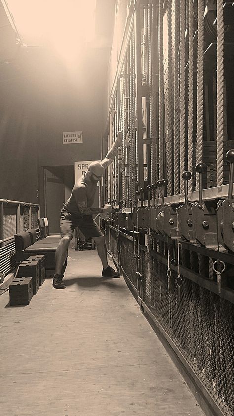 Backstage. Fly system (rope pulley system) Music Theatre Gdynia. Backstage Theatre, Stage Rigging, Performing Arts Theater, Technical Theatre, Theater Stage, Stage Fright, Theatre Interior, Theatre Lighting, Stage Manager