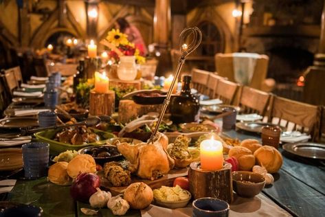 Viking Feast Table Settings, Hobbit Food, Hobbit Wedding, Medieval Banquet, Hobbit Party, Viking Wedding, Cocktail And Mocktail, Thanksgiving Feast, Food Table