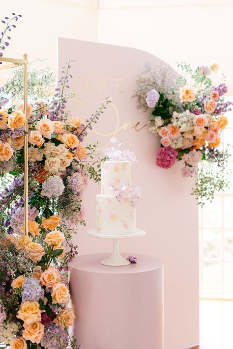 Fantastic Floral-Filled First Birthday Party Birthday Flower Theme, Flower Theme Party, Birthday Celebration Ideas, Cake Backdrops, Flower Birthday Party, Bridal Shower Inspo, Bridal Shower Balloons, Bridal Shower Backdrop, Floral Birthday Party