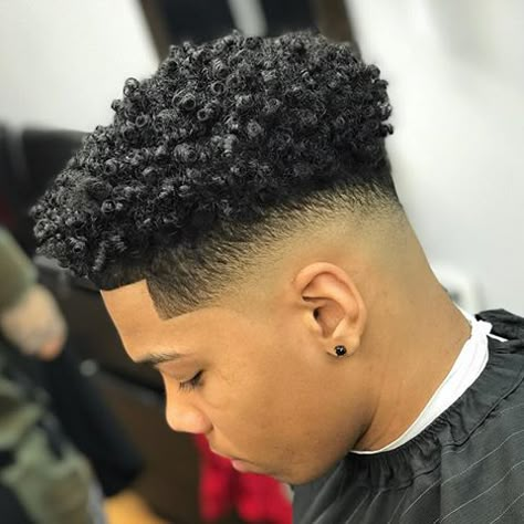 Twists Sponge ® (@twists_sponge) • Instagram photos and videos Afro Hair Fade, Fade Haircut Curly Hair, Taper Fade Curly Hair, Fade Haircut Styles, Afro Hairstyles Men, Afro Fade, Black Men Haircut, Black Hair Cuts, Waves Haircut