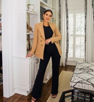 Black Flare Pants Outfit, Flare Pants Outfits, Flare Outfit, Yellow Maxi Skirts, Chic Work Outfit, Black Flare Pants, Black Strap Heels, Desert Fashion, Flare Pant