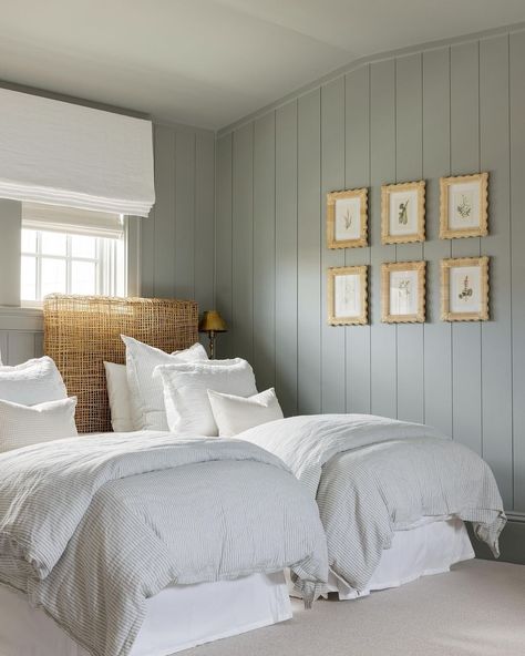 Brooke & Lou (@brookeandlou) • Instagram photos and videos Neutral Bed Inspiration, Neutral Beach House Bedroom, Twin Beds With Window Between, Two Twin Beds Small Room, Well Made Bed, Chic Coastal Bedroom, Lake Condo Decor, Calm Guest Bedroom, Charleston Bedroom Aesthetic