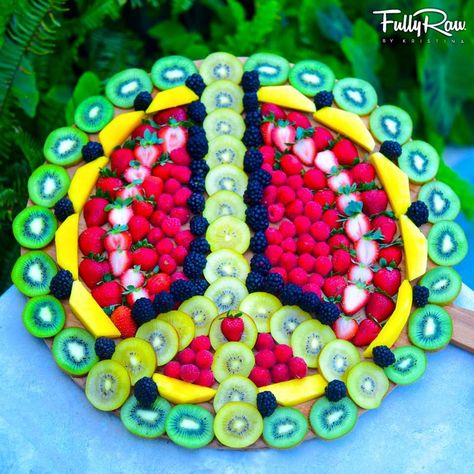 Peace sign made out of fruit Peace Sign Party, Raw Kristina, Peace Sign Birthday, Hippie Birthday Party, 70s Party Theme, Groovy Party, Hippie Birthday, Party Food Themes, Beach Food