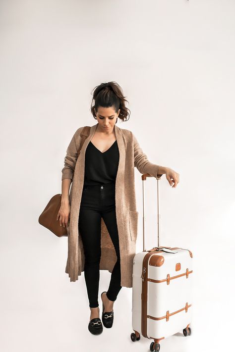 Black top+black skinny jeans+black loafers+camel long cardigan+cognac travel bag+white and cognac suit-case. Spring Travel Outfit 2018 Women Cardigan Outfit, Travel Outfit Long Flights, Travel Outfit Spring, Flight Outfit, Airplane Outfits, Travel Outfit Plane, Look Legging, Loafers Outfit, Winter Travel Outfit