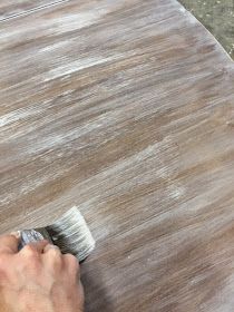 White Wash Laminate Flooring, Painting Laminate Table, Painting Veneer Furniture, Painting Veneer, Painting Laminate Floors, Laminate Flooring Diy, Painted Table Tops, Distressed Furniture Diy, Painting Laminate Furniture