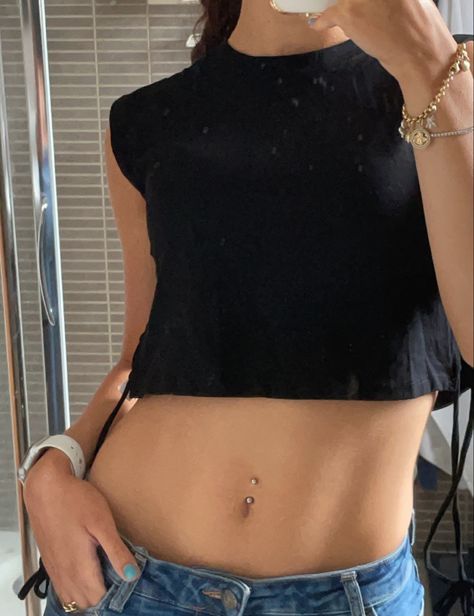 Aesthetic Navel Piercing, Belly Bottom Piercings Aesthetic, Black Belly Piercing, Stomach Piercing Aesthetic, Belly Button Piercing Aesthetic Simple, Cute Navel Piercing, Gold Belly Button Piercing Aesthetic, Gold Navel Piercing, Naval Piercing Aesthetic