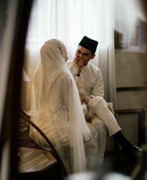 Nikah Poses For Bride, Nikah Poses For Couple, Nikah Photoshoot Ideas, Wedding Photo Moodboard, Nikkah Photoshoot Ideas, Muslim Wedding Poses, Malay Wedding Photoshoot, Konsep Foto Prewed Studio, Malay Wedding Pose