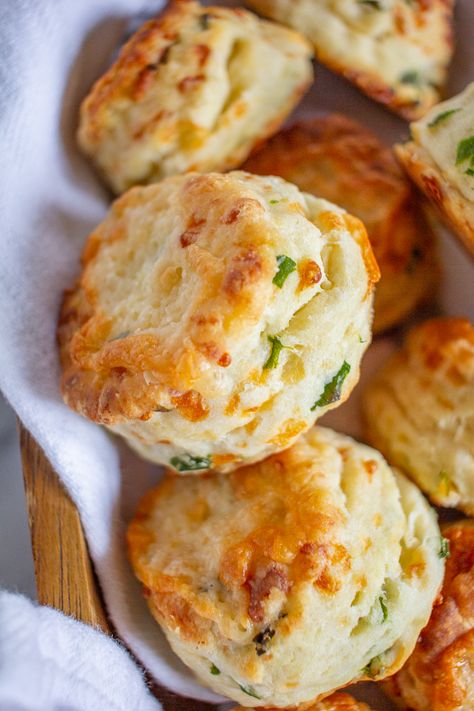 Green Onion and Cheddar Biscuits are easy to make with just 20 minutes of active preparation time. These biscuits are the ideal combination of buttery and cheesy, with a nice fresh flavor from the green onion. Easy Cheddar Biscuit Recipe, Green Onion Biscuits, Cheddar Biscuit Recipe, Onion Biscuits, Cheddar Biscuit, Cheddar Biscuits, Biscuits Easy, Monkey Bread, Snacks Für Party