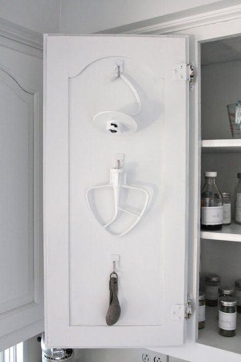 Clever Ways to Store All Your Stand Mixer Attachments. Have a kitchenaid or hobart mixer? These kitchen organization tips and tricks are great for bakers! Kitchen Outside, Kitchen Wishlist, Rental Ideas, Military Housing, Spice Cabinet, Kitchen Hacks Organization, Budget Organization, Kitchen Redo, Kitchen On A Budget