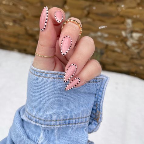 Monochrome nail art. Dotty border manicure. Border Nails, Almond Nails Designs Summer, Lines And Patterns, Classy Almond Nails, Short Round Nails, Palm Nails, Almond Nails French, Almond Acrylic, Nails Classy