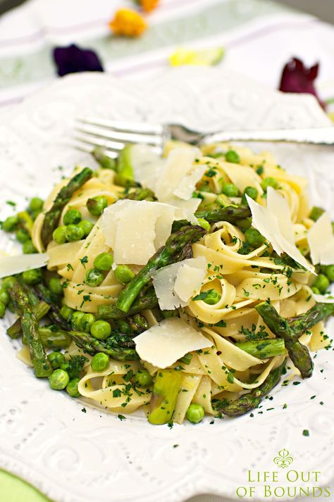 a blog about travel, food, nature, healthy living, design and all the other good stuff of life laced with glorious photography Tagliatelle Recipe, Creamy Peas, Pasta With Peas, Tagliatelle Pasta, Spring Pasta, Peas Recipe, Asparagus Pasta, Pea Recipes, Pasta Lover