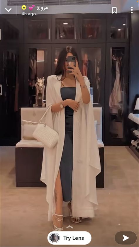 Arabic Women Fashion, Stylish Outfits For Wedding, Abu Dabi Outfits Ideas, Dubai Dress, Abaya Look, Arab Outfit Ideas, Dubai Fashion Women Street Styles, Dubai Women Fashion, Chique Outfit