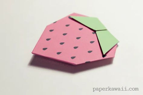 Origami Strawberry Tutorial & Free Printable via @paper_kawaii Strawberry Origami, Origami Printables, Paper Kawaii, Strawberry Shortcake Party, Cute Origami, Kawaii Diy, Easy Origami, Origami Easy, Cute Crafts