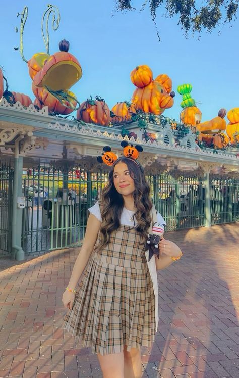 Embrace the timeless charm of Disney with these classic outfits! Perfect for those who love vintage-inspired looks that never go out of style. 👗🌟 #DisneyOutfits #TimelessStyle #ClassicFashion #DisneyBound #VintageVibes #MagicalWardrobe #OutfitInspiration #DisneyMagic Fall At Disneyland, Disneyland In October, Fall Disney Outfits, Disney October, Disney Autumn, Aesthetic Disneyland, Aesthetic Fall Outfit, October Aesthetic, Disney Trip Outfits