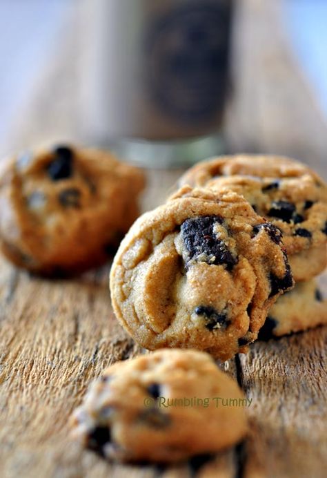 Rumbling Tummy: Chocolate Chip Cookie (Crunchy) Raya Cookies, Famous Amos Cookies, Cookies Photography, Cny 2024, Crunchy Chocolate Chip Cookies, Famous Amos, Crispy Chocolate Chip Cookies, Resepi Biskut, Crunchy Chocolate