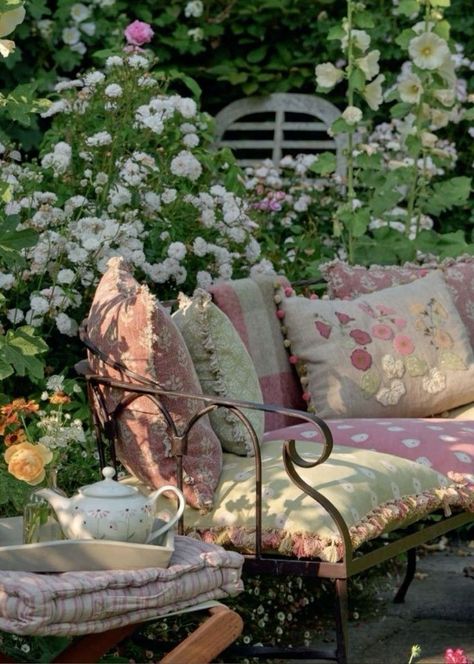 Susie Watson, Concrete Patios, Cottage Garden Design, Have Inspiration, Garden Seating, Courtyard Garden, Back Garden, Outdoor Rooms, Dream Garden