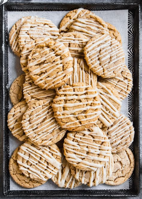 Happy National Chai Day! Oh my goodness, we love chai treats - chai lattes, cakes, cupcakes - you name it! As we're moving into the cooler months, this delicious Vanilla Chai Sugar Cookies recipe came to mind. They're beautiful and make you feel all cozy and ready for Fall! Recipe was created for Rodelle by @mikebakesnyc Chai Latte Cookies, Vanilla Bean Cookies, Chai Sugar Cookies, Tea Bag Cookies, Chai Cookies, Treat Business, Oat Recipes, Sugar Cookie Cakes, Yummy Sugar Cookies