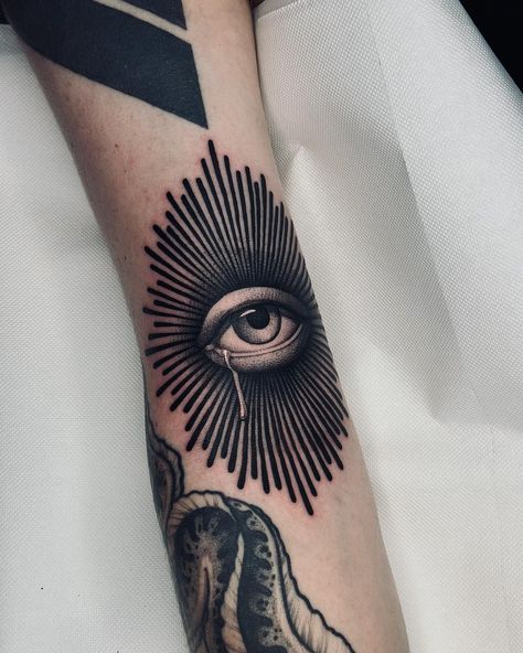 Eye Chest Tattoo For Men, Eye Knee Tattoo, Eye Chest Tattoo, Blackwork Hand Tattoo, Gothic Tattoo Designs, Eye Tattoo Ideas, Traditional Tattoo Eye, Ojo Tattoo, Japanese Hand Tattoos