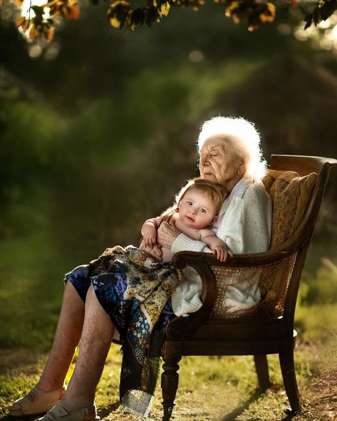 I Capture Grandparents With Their Grandkids Because No One Ever Photographed Me With Mine (12 Pics) Grandma Photoshoot, Grandparent Photography, Family Generation Photography, Generation Photography, Grandparents Photography, Generations Photography, Grandparent Photo, Generation Photo, Grand Parents