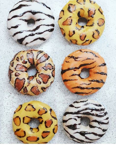 Amazing donuts! Donat Glaze, Creative Cupcakes, Cute Donuts, Vanilla Glaze, Delicious Donuts, Baked Donuts, Donut Glaze, Best Vegan Recipes, Donut Shop